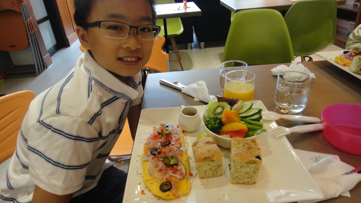 2013/10/13 塗鴉空間的快樂早餐 2013/10/13 塗鴉空間的快樂早餐