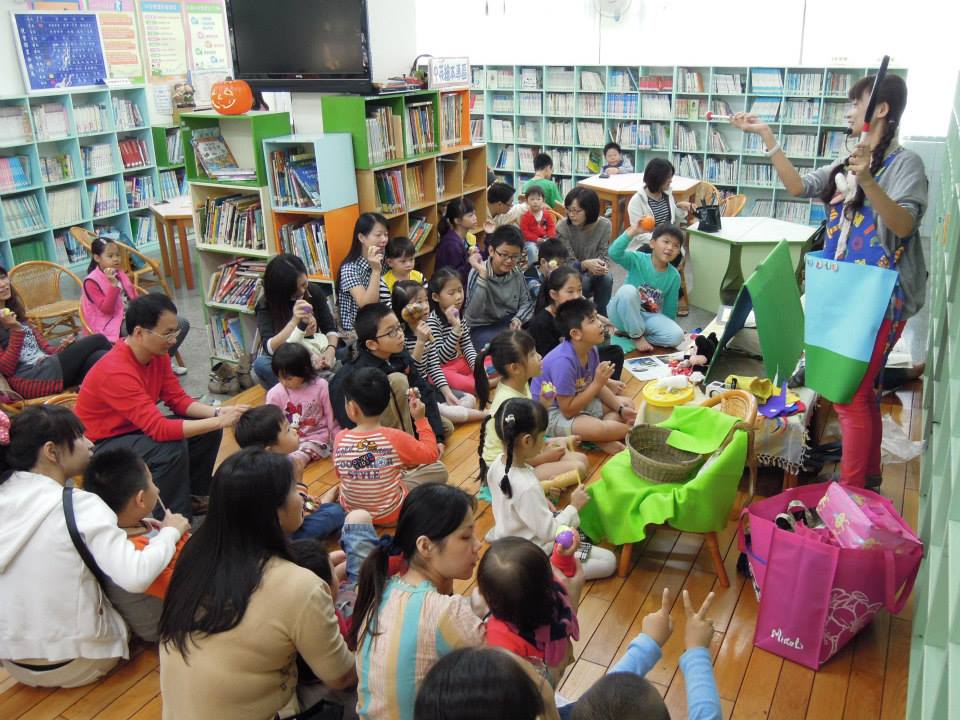 2013/11~2014/10 在歸仁圖書館說故事~當義工媽媽滿週年囉! 2013/11~2014/10 在歸仁圖書館說故事~當義工媽媽滿週年囉!
