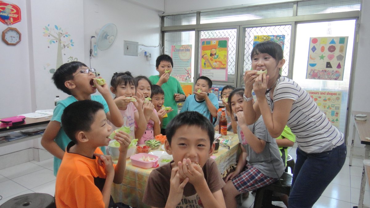 2015 07 01 今天下午的兒童美語E班, 搶食蔬菜中的盛況@!&% 2015 07 01 今天下午的兒童美語E班, 搶食蔬菜中的盛況@!&%