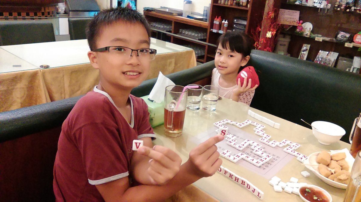 2014 /07/03 兩兄妹和學生們的”新玩具” 2014 /07/03 兩兄妹和學生們的”新玩具”