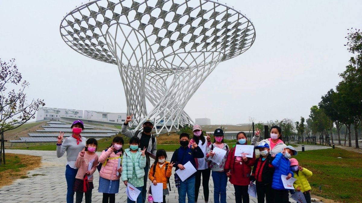 2021 /01/ 27 高鐵遊蹤+手做環保風箏+看電影+ Anna 慶生~ 2021 /01/ 27 高鐵遊蹤+手做環保風箏+看電影+ Anna 慶生~